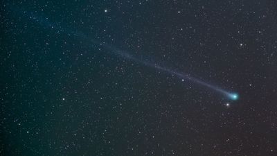 Skywatching alert! See 2 bright comets on the same night as a meteor shower this October