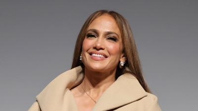 Jennifer Lopez's sweatshirt and espadrilles are the most stylish way to wear white jeans on warm autumn days