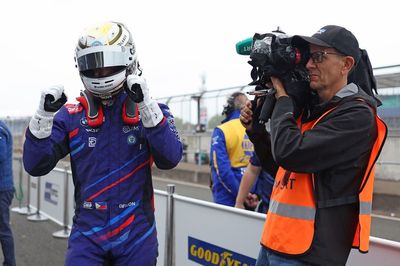 BTCC Silverstone: DeLeon beats Shedden to pole in qualifying thriller