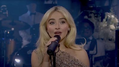 Sabrina Carpenter Had A 4-Word 'Warning' After SNL Announced Her As Both Host And Musical Guest