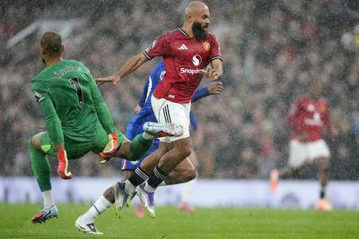 Chelsea’s horror start to sees Sanchez sent off and Palmer subbed in Man United loss