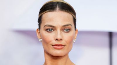 Margot Robbie's makeup artist layered two Chanel lipsticks to create this perfectly autumnal, soft peach shade