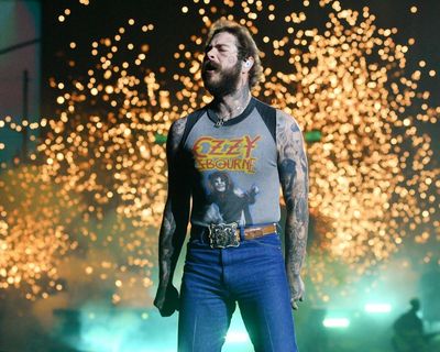 Post Malone review – megawatt charisma and anthemic hooks from an irresistibly genial outlaw