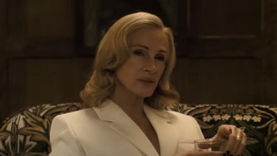 That Time A Random Airline Staff Went Gaga Over Julia Roberts' Homemade Banana Bread (And Had No Idea)