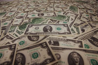 US Investors Cling To Record $7.7 Trillion In Money-Market Funds Amid Rate Cuts