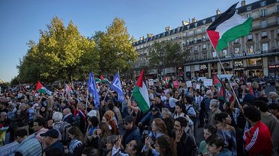 Thousands march in Paris for recognition of Palestinian state