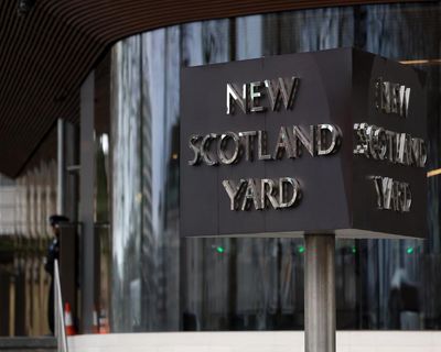 Met police investigate possible vetting errors over 300 recruits