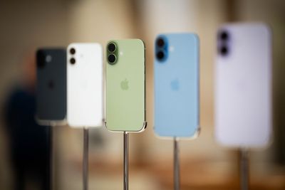 New iPhones are ‘scratch magnets’, owners complain