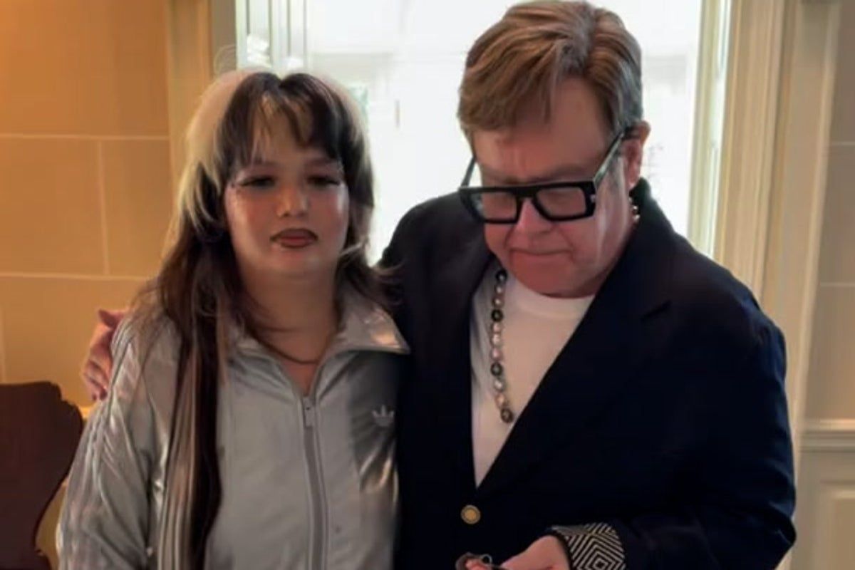 Elton John gives Lola Young keys to his house after…