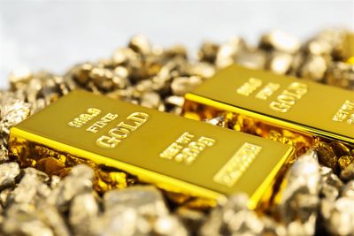 Banks Boost Gold Forecasts: One Sees +30% Bull-Case Potential