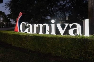 Is Carnival Corporation Stock Outperforming the S&P 500?