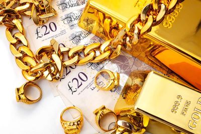 Gold glistens as FTSE 100 outdoes European peers