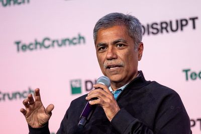 Steve Jobs' old intern advises grads to pay to work for impressive people
