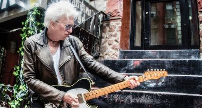 “The crowd went crazy. Somebody threw a 9-volt battery, and it hit me right above my eye”: Ricky Byrd on charged encounters onstage with Joan Jett and how Jeff Beck turned him onto smaller amps