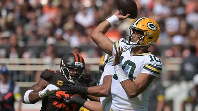 Mic Caught Packers’ Lineman’s Hilarious Reaction After Getting Beat by Myles Garrett