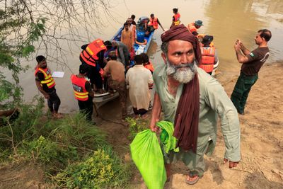 Pakistan floods spark cholera fears amid other rising health risks