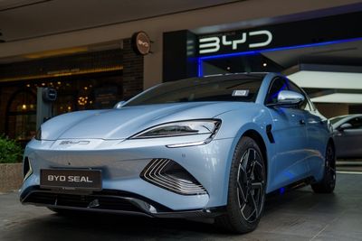 Warren Buffett Sells BYD Stake After 17 Years: Here's How Much Berkshire Hathaway Made
