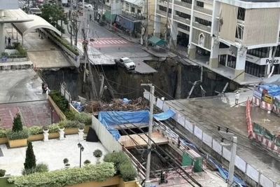 Huge sinkhole appears in Bangkok