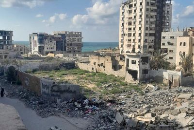 A mother stranded in Gaza City says she and her daughters are 'waiting to die'