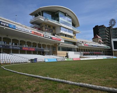 Tributes to Dickie Bird as Nottinghamshire edge towards County Championship title