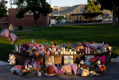Federal prosecutor says Travis Decker, wanted in the deaths of 3 daughters, is dead