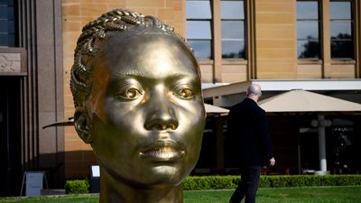 Shimmering gigantic golden head aims to raise eyebrows