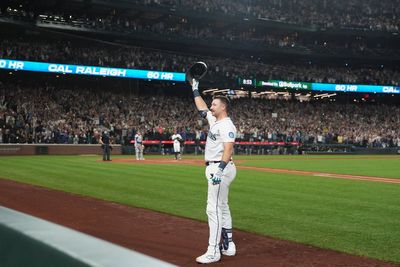 Cal Raleigh hits his 60th home run of the season, becoming the 7th MLB player to achieve the feat