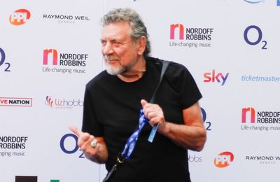 Robert Plant to have knee replacement