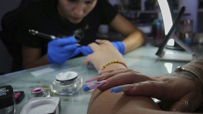 Why Portugal's dentists rely on a chemical substance substance banned in gel nail polishes