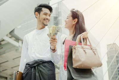 The “Generous” Boyfriend Who Pays for Everything: A Financial Red Flag Women Ignore