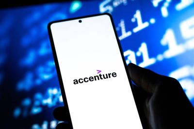 Accenture: Undervalued GenAI Leader or Snake Eating its Own Tail?