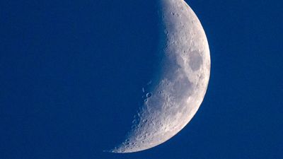 See the red supergiant star Antares shine with the crescent moon at sunset on Sept. 27