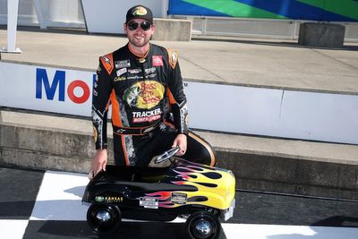 Chase Briscoe bests JGR teammate Denny Hamlin for Kansas Cup pole
