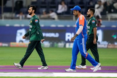 India chooses to bowl first against Pakistan in cricket's Asia Cup final, no handshakes at toss