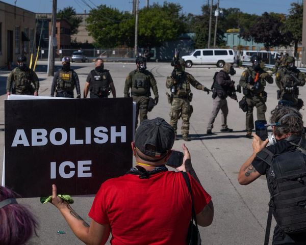 Illinois senator demands to meet with Ice amid clashes at immigration facility