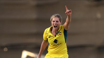 England beat experimenting Aussies in World Cup warm-up