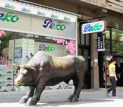 Dow, Nasdaq Futures Climb, Gold Soars As Investors Brush Off Looming Shutdown — But Economists Warn Costly 'Data Blackout' Could Skew Outlook