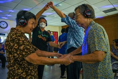 Study finally reveals how strong social bonds slow down ageing