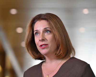 Anika Wells to meet Singtel’s boss as Optus experiences second triple-zero outage in less than two weeks