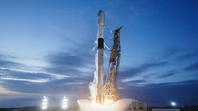 SpaceX launches Starlink satellites from Vandenberg in California (video)