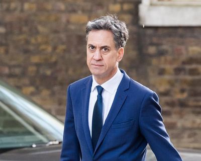 Labour must fight rightwing billionaires undermining net zero, says Ed Miliband