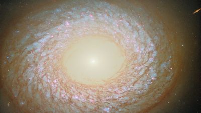 Hubble Telescope finds galaxy with puzzling shape | Space photo of the day for Sept. 29, 2025