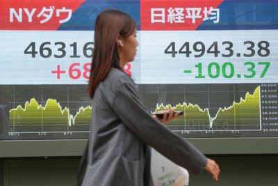 Asian shares trade in a narrow range as traders brace for a possible US government shutdown