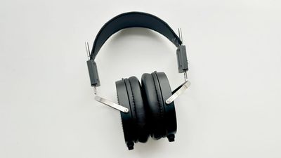 Stax SRS-X1000 review: unconventional design, ultimate clarity