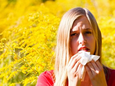9 Weeds That Spread Toxic Pollen Without Warning