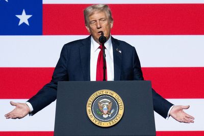 Trump compliments Obama’s ability to walk down stairs in rambling speech to military leaders