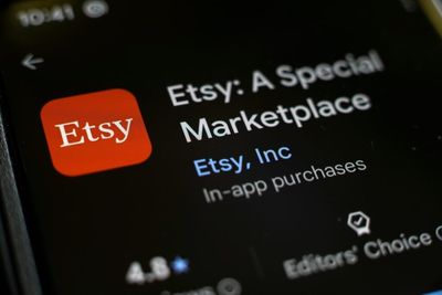 Etsy Shares Drop As Consumer Confidence Weakens, ChatGPT Integration Gains Fade