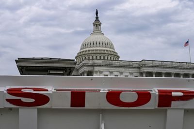Asian Stocks Mixed, Wall St Futures Drop As US Heads For Shutdown