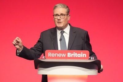 Starmer pledges rethink on international law to stop ‘Farage boats’