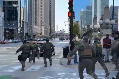 Man evades ICE agents on pedal bike in downtown Chicago chase